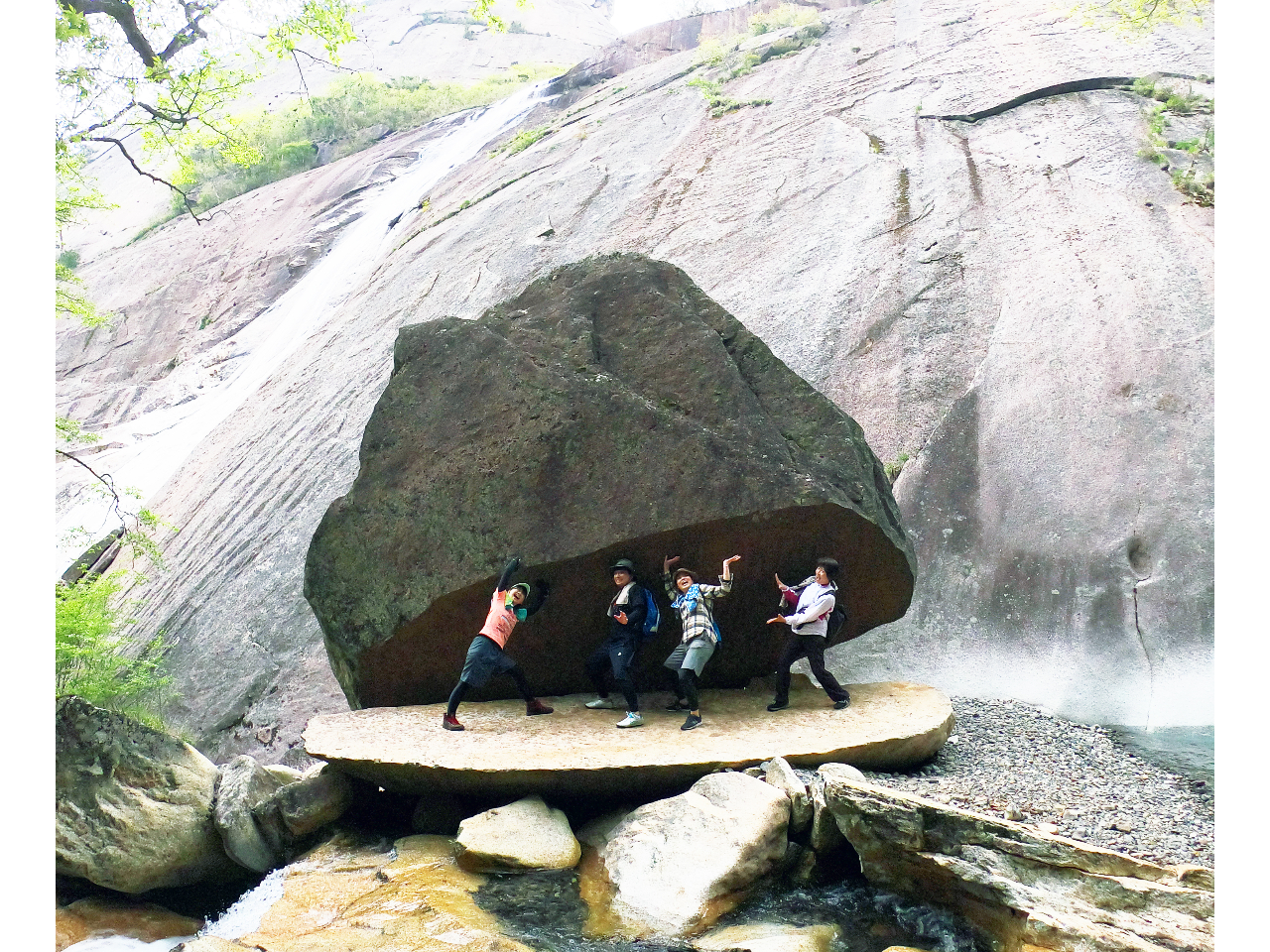パックン岩で思い思いのポーズ