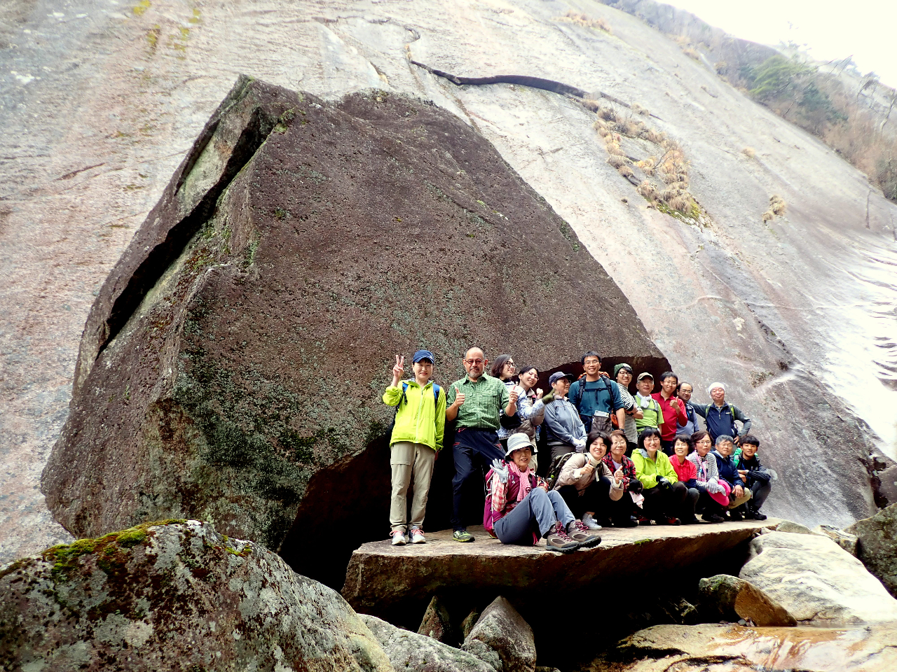 20人程度が入れるパックン岩。背後にそびえるのはロッククライミングの名所・鉾岳のスラブ