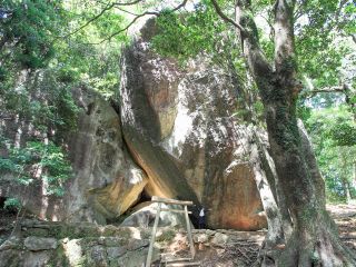 高さ24m、幅30mの巨石に囲まれた洞窟遺跡、その中心にはピラミッド型の神石が鎮座