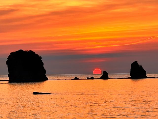 水平線に沈む太陽を見れることも。太陽が着水時に現れるだるま夕日、そして沈み切ったときに出る「グリーンフラッシュ」も海の上から狙えるかも??