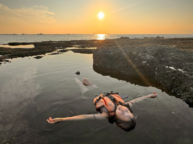 無人島に上陸して探索すると魚も泳ぐ天然プールがあるときも! 思わず飛び込んで癒されてみる。