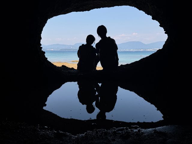 洞窟探検が成功したらシルエット写真も楽しめる場所も見つかる!?w