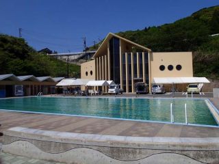 海沿いにあるプール付き施設です。