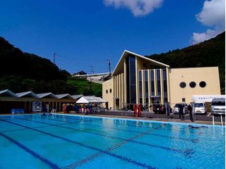 施設内には更衣室やシャワールームも完備 プールから徒歩30秒で海に行けます