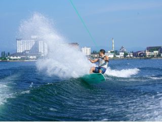 【ウェイクボード 】水上の上を気持ちよく感じられます。場所によっては、長浜城を見ながら滑れることもあります。