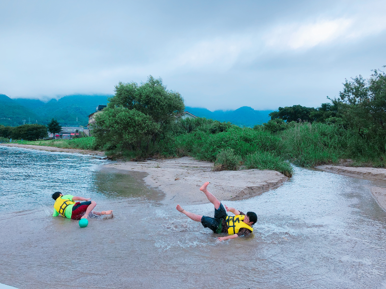 近くの小川で水辺遊び!
