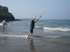 犬岩の海に膝まで浸かって、魚釣りや貝採りなどが楽しめます。食堂も自由にお使いいただけるので、獲った魚や貝はその場でお召し上がりいただけます!