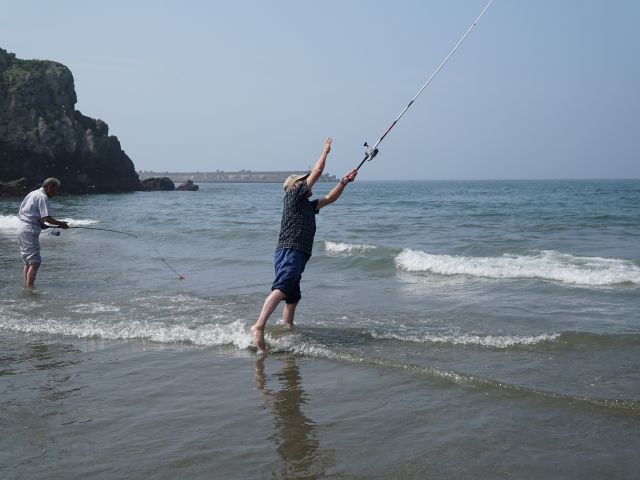 犬岩の海に膝まで浸かって、魚釣りや貝採りなどが楽しめます。食堂も自由にお使いいただけるので、獲った魚や貝はその場でお召し上がりいただけます!