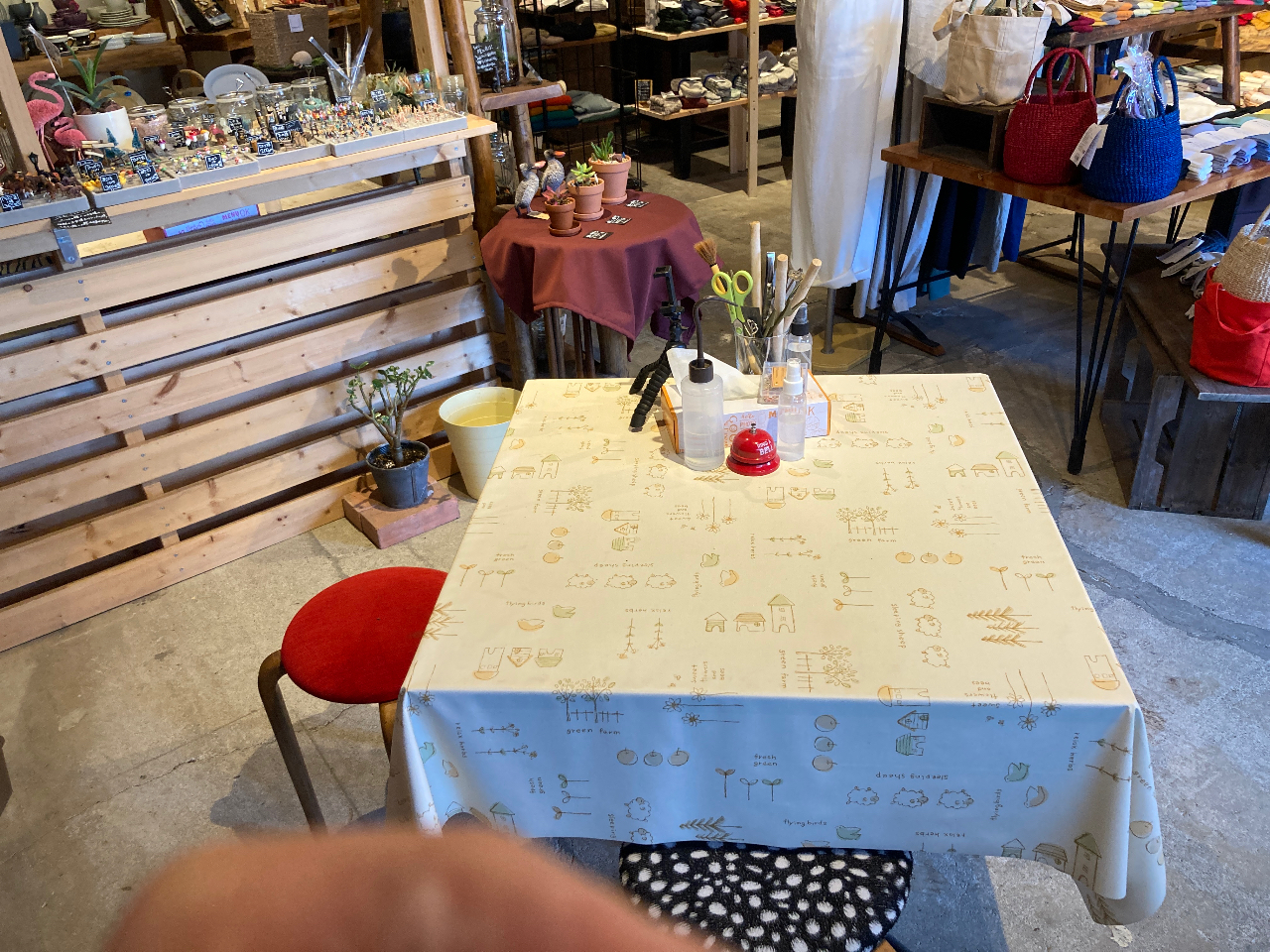 4人がけのテーブル。各テーブルに道具もあります