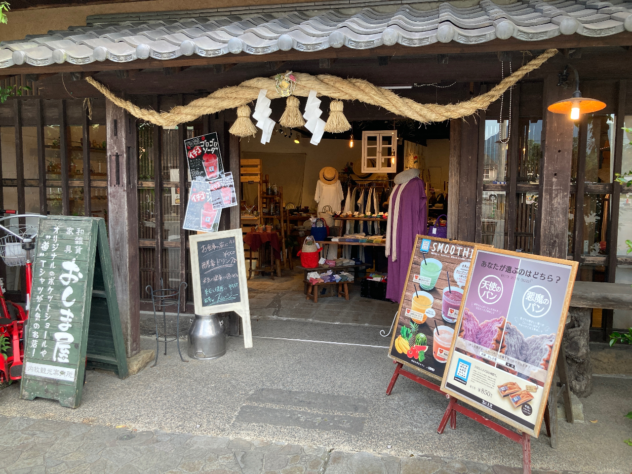 しめ縄が目印かも?!なんの店?!ってよく言われます。本当に私がやりたいことだけを詰め込んだ変な店ですね。奥ではカフェやってます。