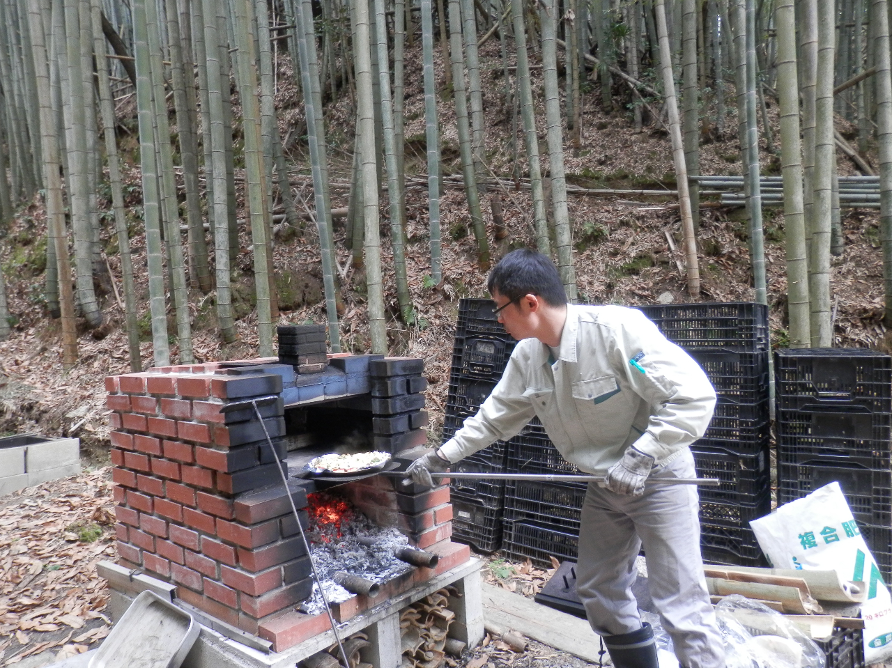 作ったピザは竹林に設置したピザ窯で焼きます。