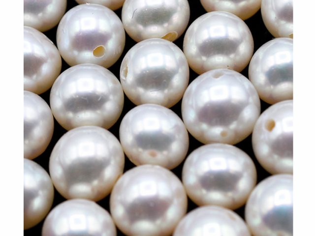 花珠真珠はホワイト系あこや真珠(アコヤ真珠)の一定の品質基準を満たした上位品質の真珠に与えられる呼称です。
