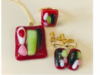 フュージングが終わったところです。これにアクセサリーの金具をつけて出来上がりです。