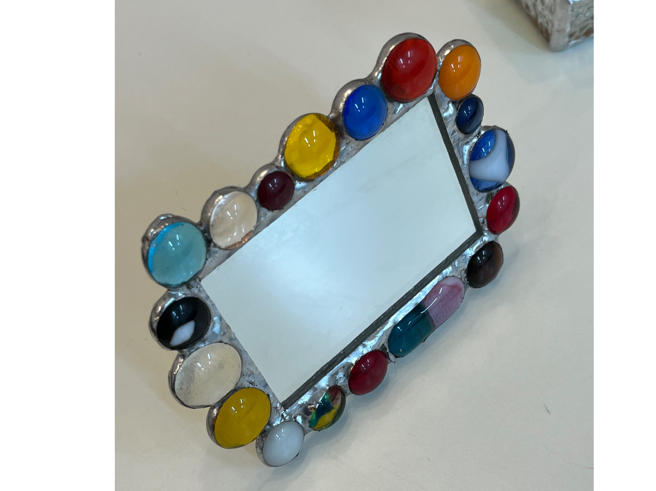 月とうさぎ 青と赤の混じったガラスの模様は少しずつ異なることをご了解ください