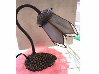 モネの池のような色のガラスです。高価なステンドグラス用ガラスを使用しています。透明のガラスは玉虫色に輝いてま す。可能色のリクエストを承ります