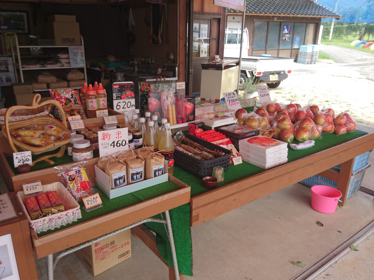 小さい売店ですが、加工品や2級品の販売も行っております。