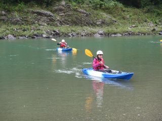 約4kmのツアー、初心者でも安心なシットオン艇を使います