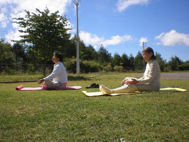 自然の中で簡単なヨガを行います。初心者、高齢者でも出来るような簡単なポーズです。