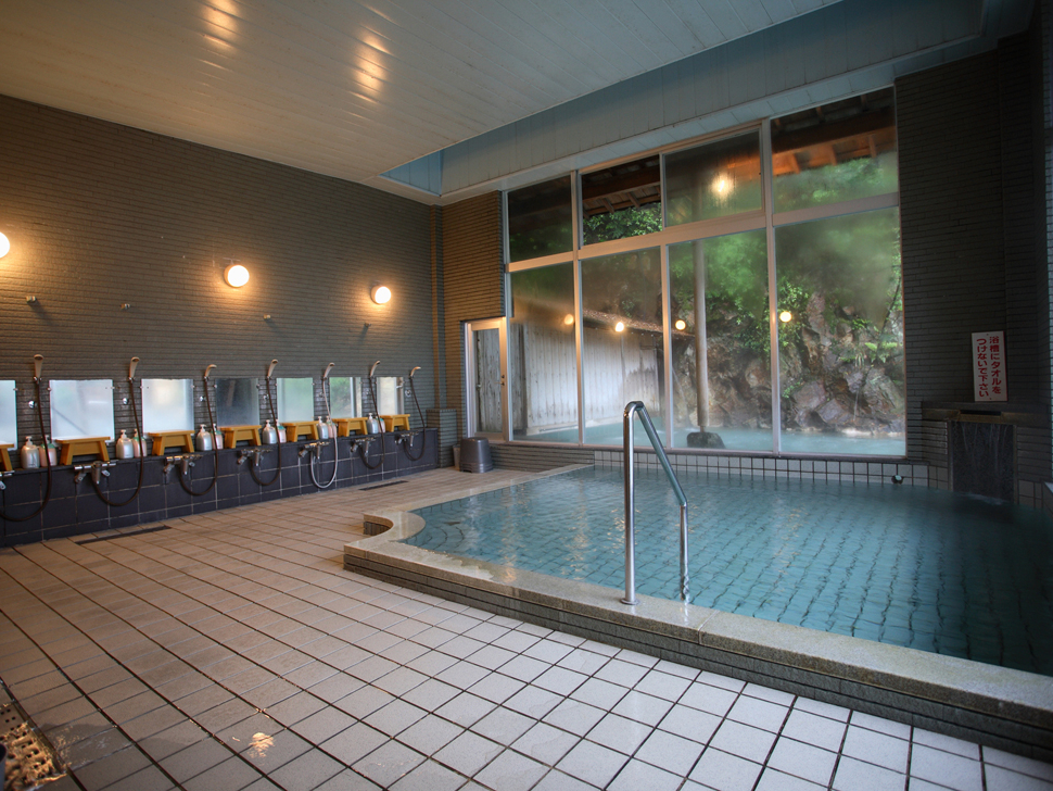 屋内風呂。外気温に左右されず熱が冷めにくいため、平均44℃と熱めです。もちろんこちらも源泉100%ですが、熱すぎて入れない場合は水道水で埋めることもあります。
