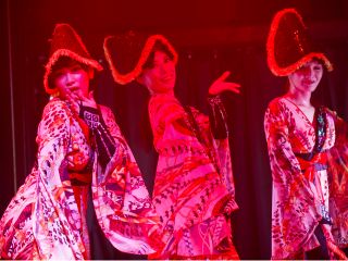 ダンサーも楽しんでパフォーマンス