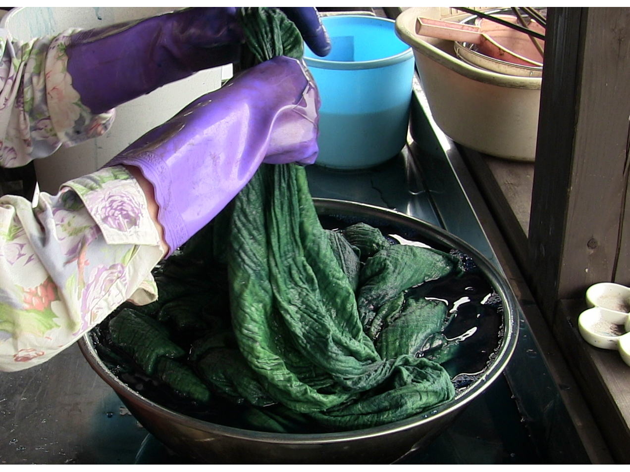 インド藍で 布を染める