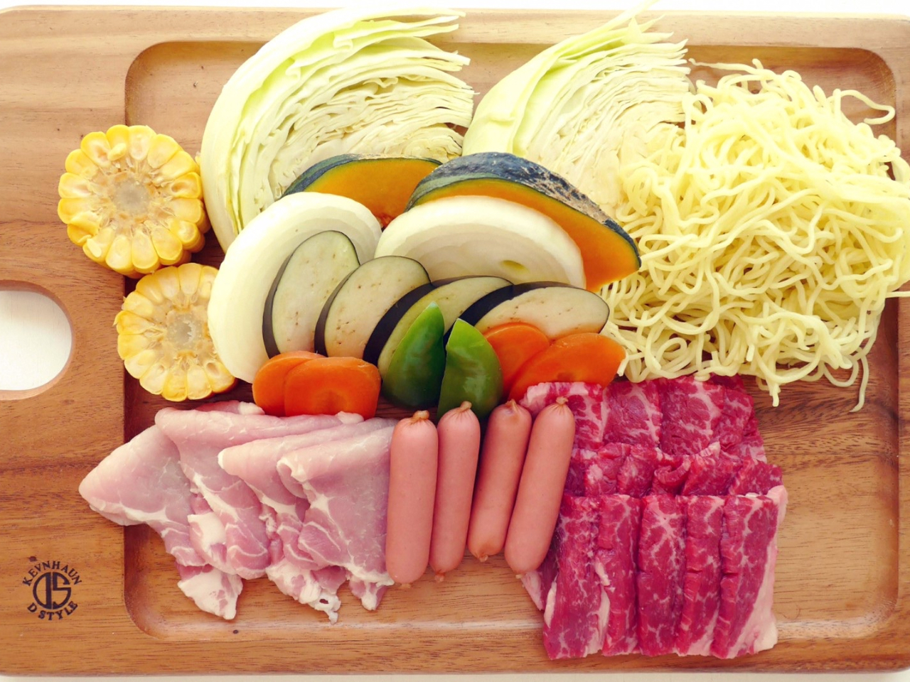 デラックスセット内容①(国産牛肉、国産豚肉、季節の野菜、ウインナー、鳥もも、スペアリブ、きのこのホイル包みorサラダ、焼きそば)