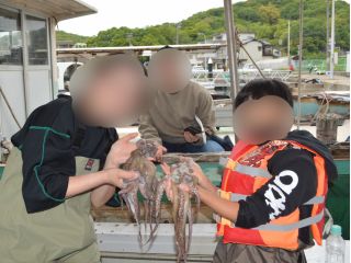 ヌルヌルきもちい〜〜〜い!これが本物のタコです!「見たことなかった」とおっしゃるお子様が多いですよ!