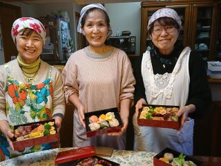 お1人様暮らし用にもちょうど良いお正月2段重の出来上がり!! これにお雑煮と黒豆、おなますさえあれば新年が迎えられるわ。