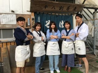 仲良しグループ がんばれそば打ち。はっぴが似合うみなさん。無料貸出し中。