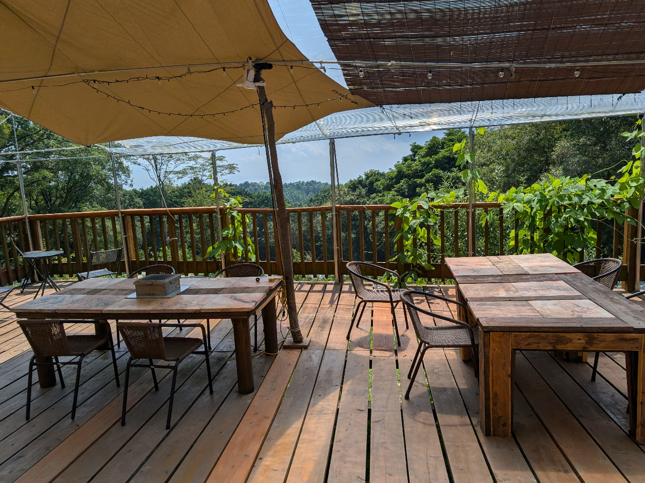 雨天、急な雨にも安心、天幕のある広~いベランダテーブル席