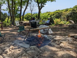 炭火焼きでBBQ炉が備付け、夜は、丸太を組み、直火キャンプファイヤーが楽しめる。
