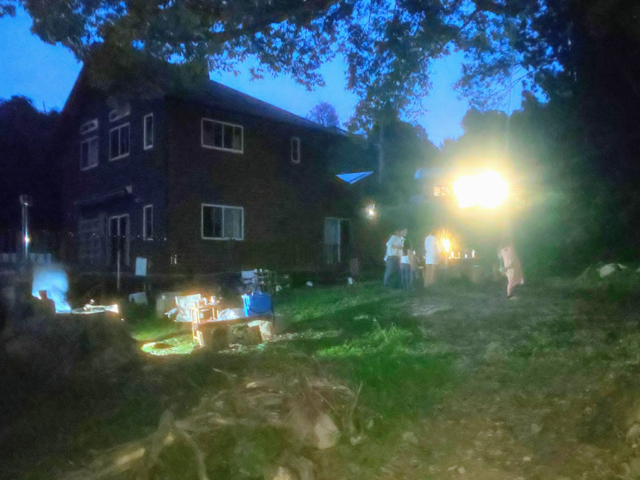 ��ԏƖ��̉��A�Ί_�ň͂܂ꂽ�F��BBQ���y���ށB