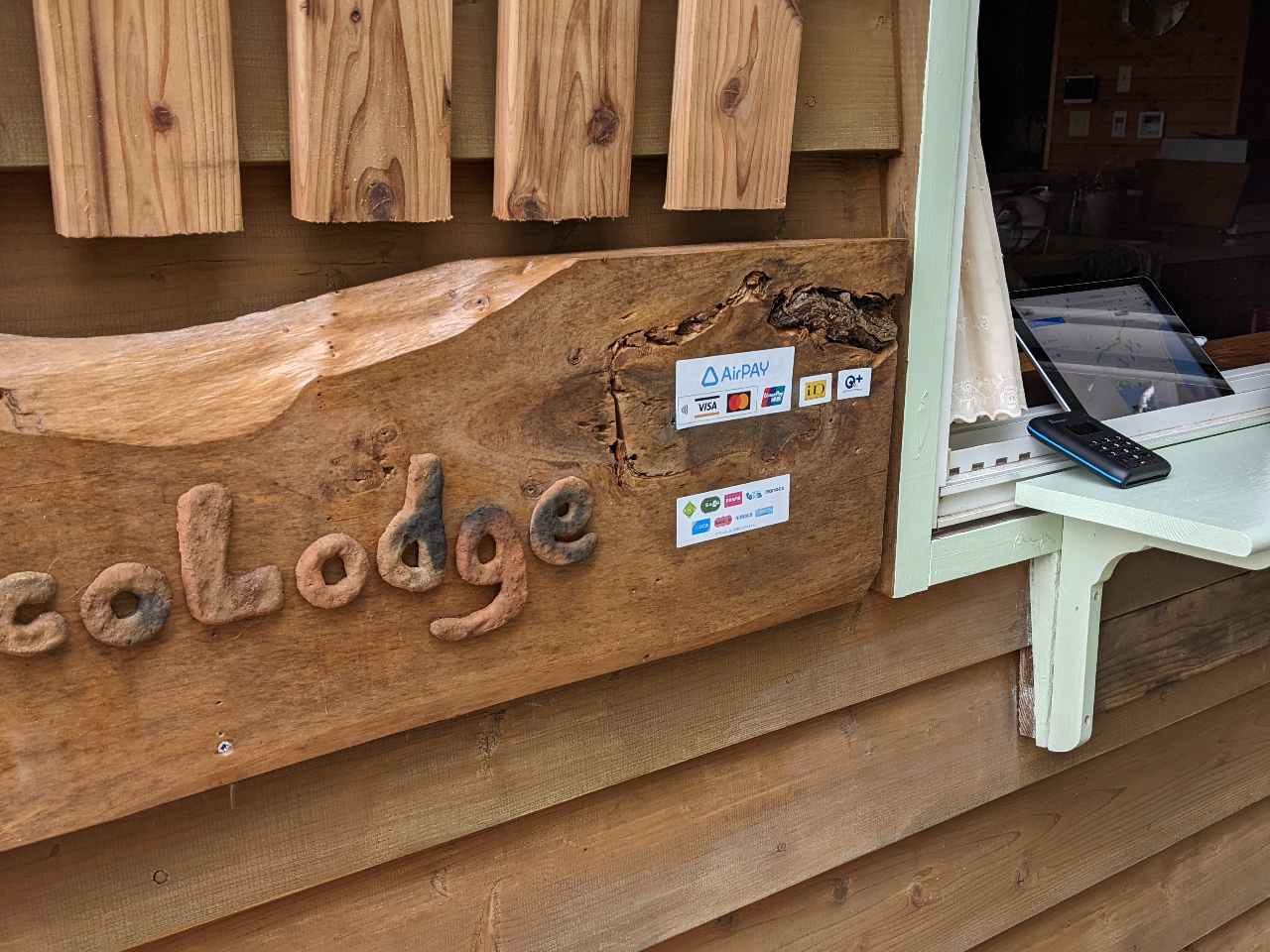 ��t�A���X�ł́A�₽�����ݕ��̑��A�L�����v�t�@�C���[�؍ނȂǁA�J�[�h�A�L���V�����X���ςōw���\