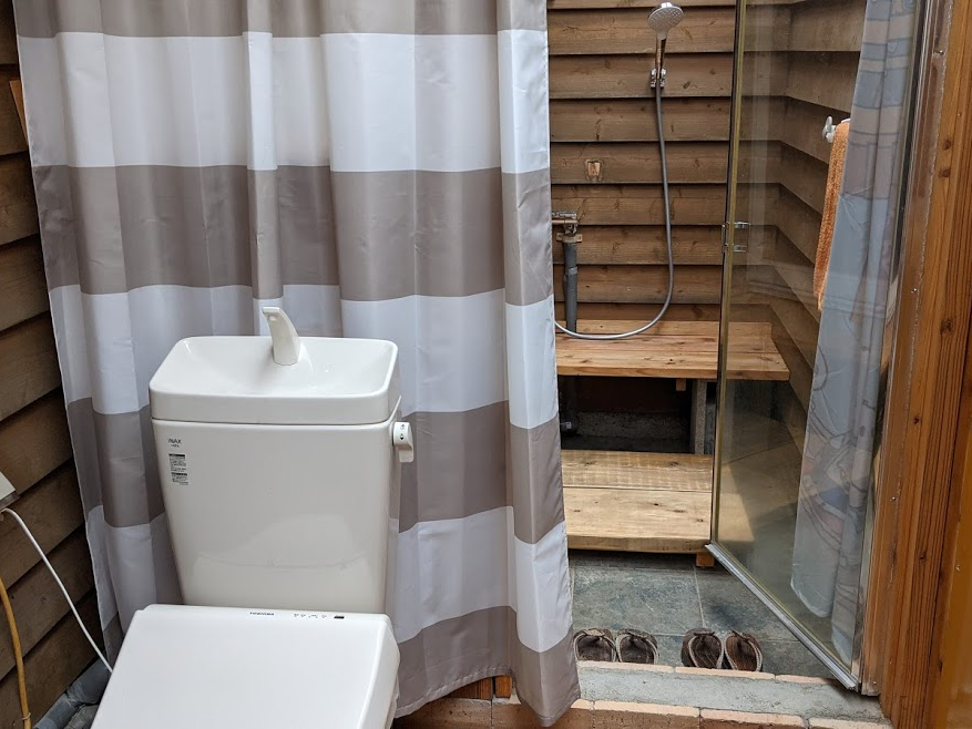 �L�����v��p�̃g�C���ƃV�����[��