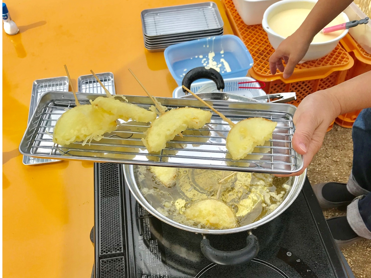 土・日・祝日は淡路たまねぎの揚げたて熱々の天ぷら食べ放題♪