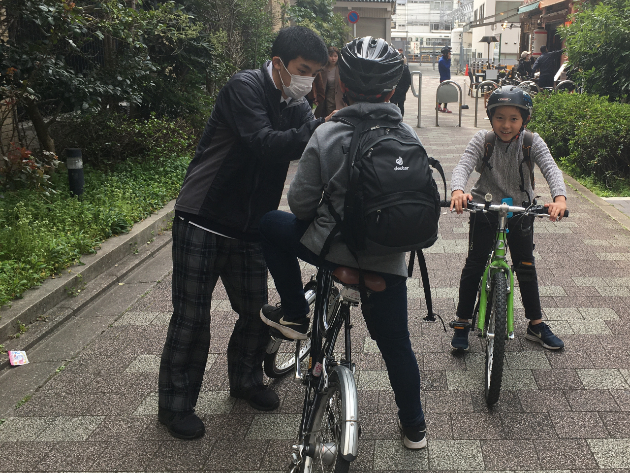 12歳未満のお子様のヘルメットは無料でご用意いたします。スタッフがストラップ調整中!