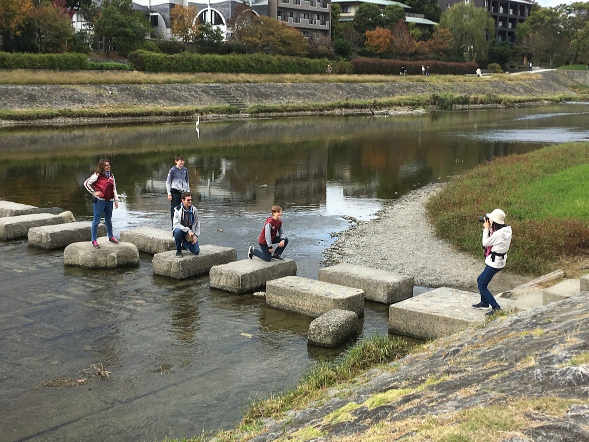 鴨川の飛び石はこどもたちに大人気!信号もない鴨川遊歩道ならお子様も安全に走れますよ!