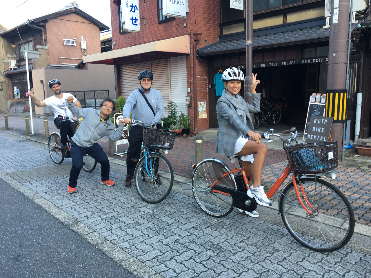 スタート時のうしろからグッと押される感覚にもすぐ慣れますよ。老若男女問わず、どなたでも楽しめるのが電動アシスト自転車です。