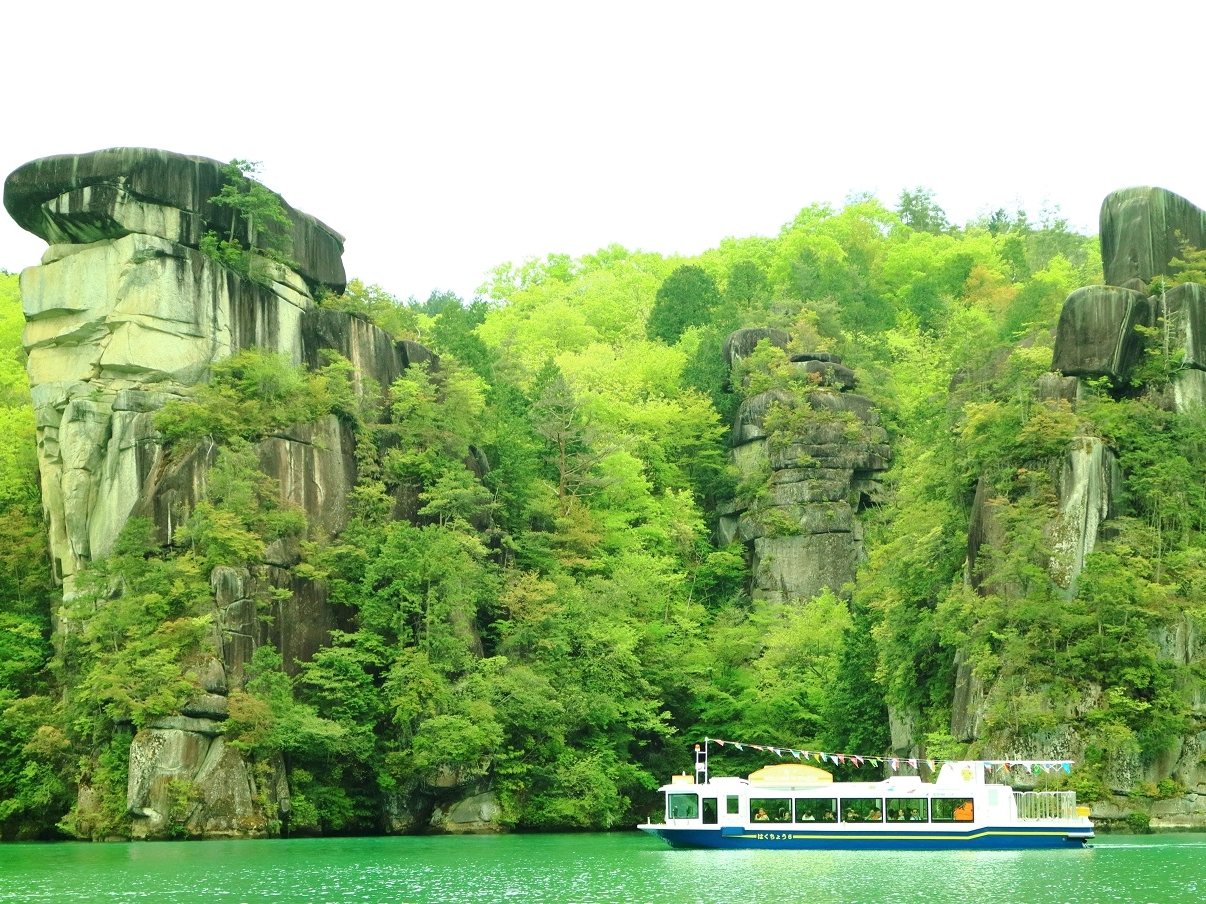 【通常期】大パノラマに広がる渓谷美 豊かな自然と奇岩を巡る<30分周遊クルーズ>
