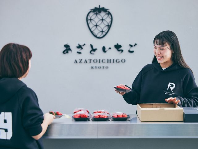 もちろんお土産用にパック売りの販売もございます。カウンターにてお伺いします。