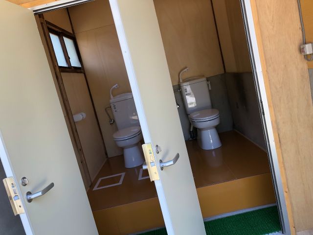 受付横にあるトイレです。左側が女性用、右側が男性用です。