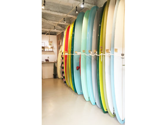 サーフボードはもちろん、ウェットスーツなども販売しております!