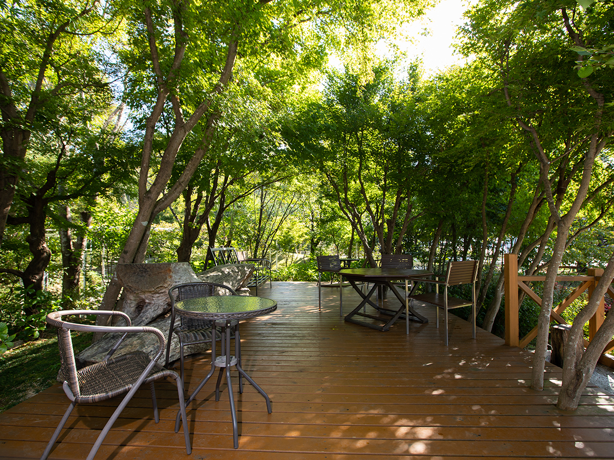 テラス席でのんびりお過ごしいただけます。※体験場所はイメージです。予約状況・人数によって予約席は変動いたします。