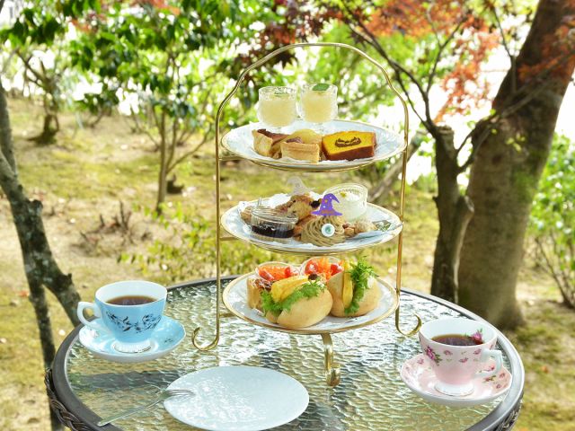 【10/1〜10/31ハロウィンアフタヌーンティー】カリテレモン自慢のスイーツをはじめ、一口サイズのスイーツやお食事をセットにしました。