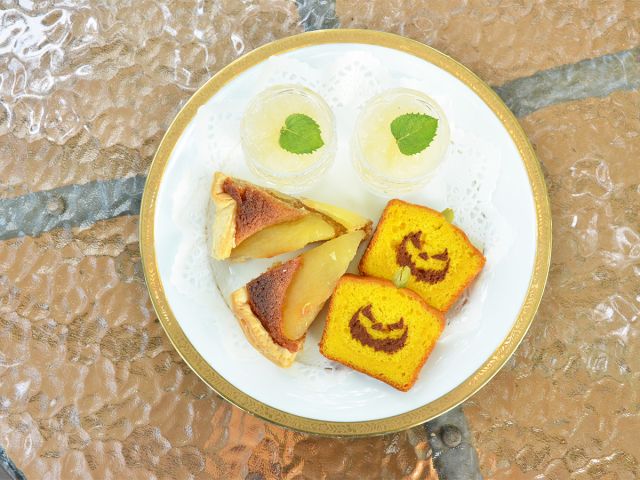 上段のプレート。カリテレモン看板商品『真っ赤な果実のアップルパイ』をはじめ、ジャックオランタンのケーキが並びます。〜10/31まで