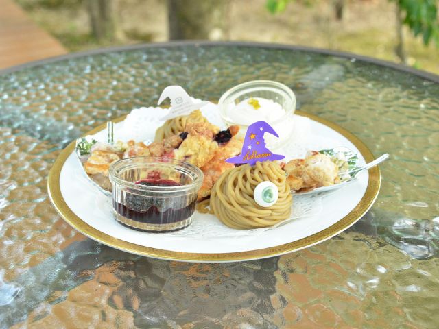 中段プレート。スコーンをはじめお化けに扮したモンブランがのったスイーツプレートです。〜10/31まで