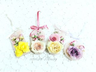 色付けしたワックスにお好きな香りをしみこませ、ドライフラワーやプリザーブドフラワーをアレンジしたサシェです。