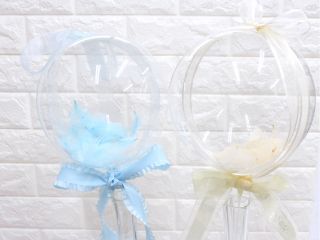 バルーンの中に花びらや羽などを入れたシンプルなバルーンフラワーです。
