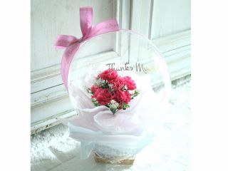 バルーンの中にアーティフィシャルフラワーのカーネーションの花束入れたバルーンフラワーです。
