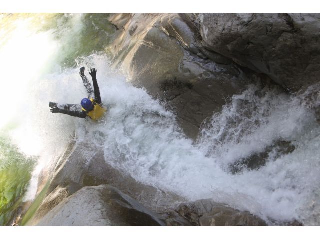 増水時にのみ味わえる浮遊感、面河スプラッシュ!増水していないときは、2段の滑り台になっていますが、増水時は1段滑って飛び出す浮遊感を味わえます(^O^)/